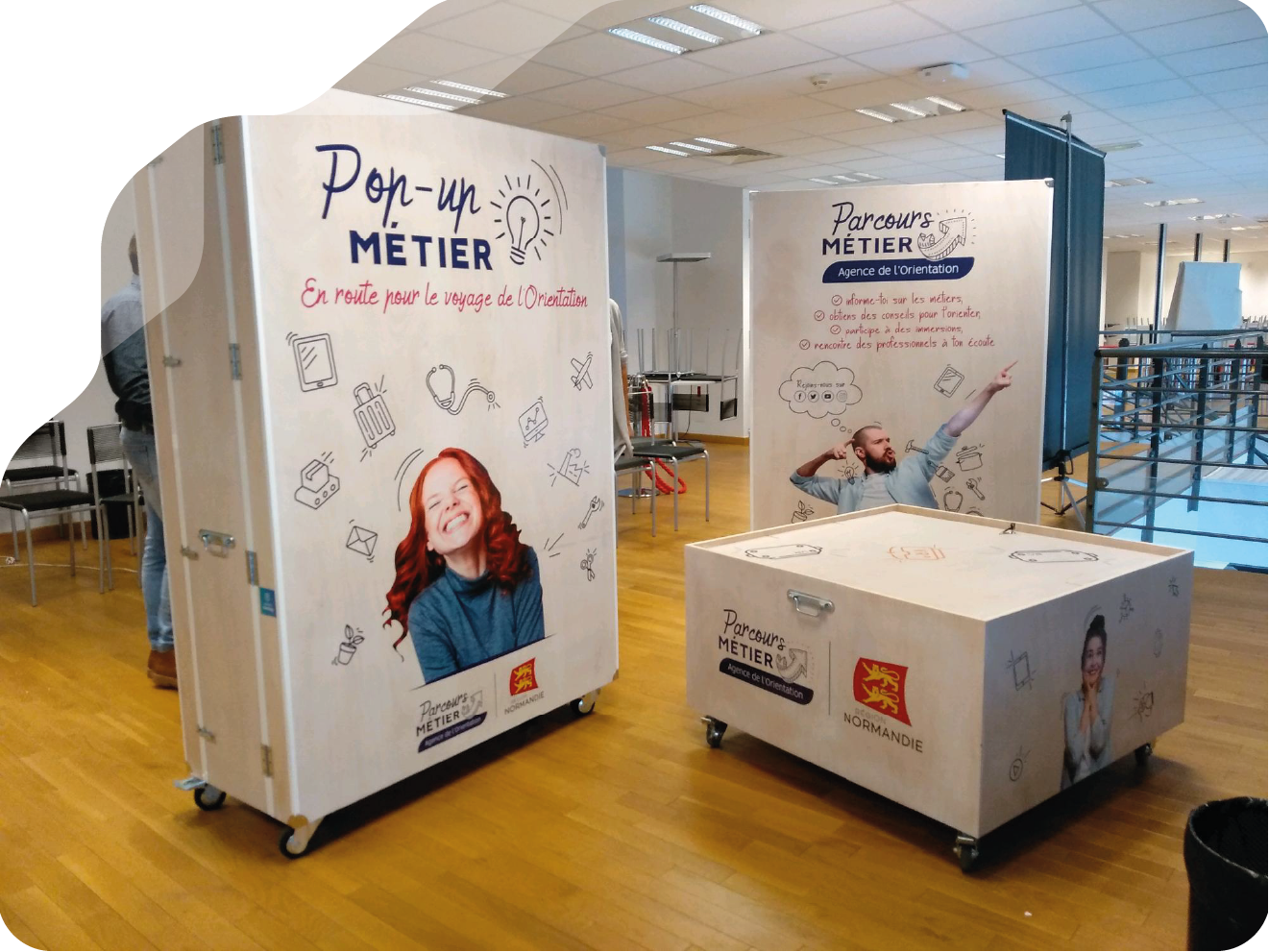 trois modules d'exposition en bois