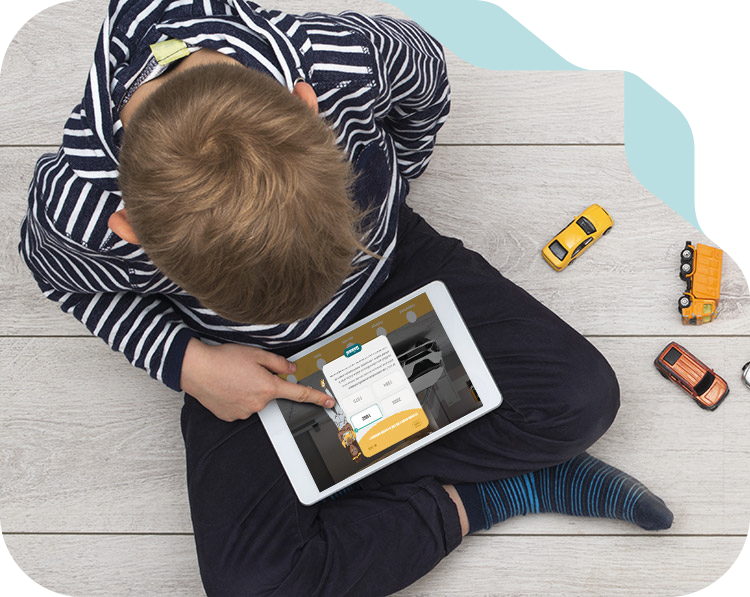 jeune garçon jouant à un jeu sur tablette numérique